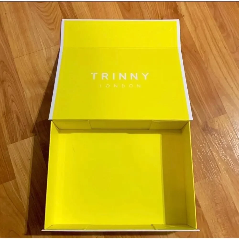 Trinny London hard empty box with magnets on the‎ lid